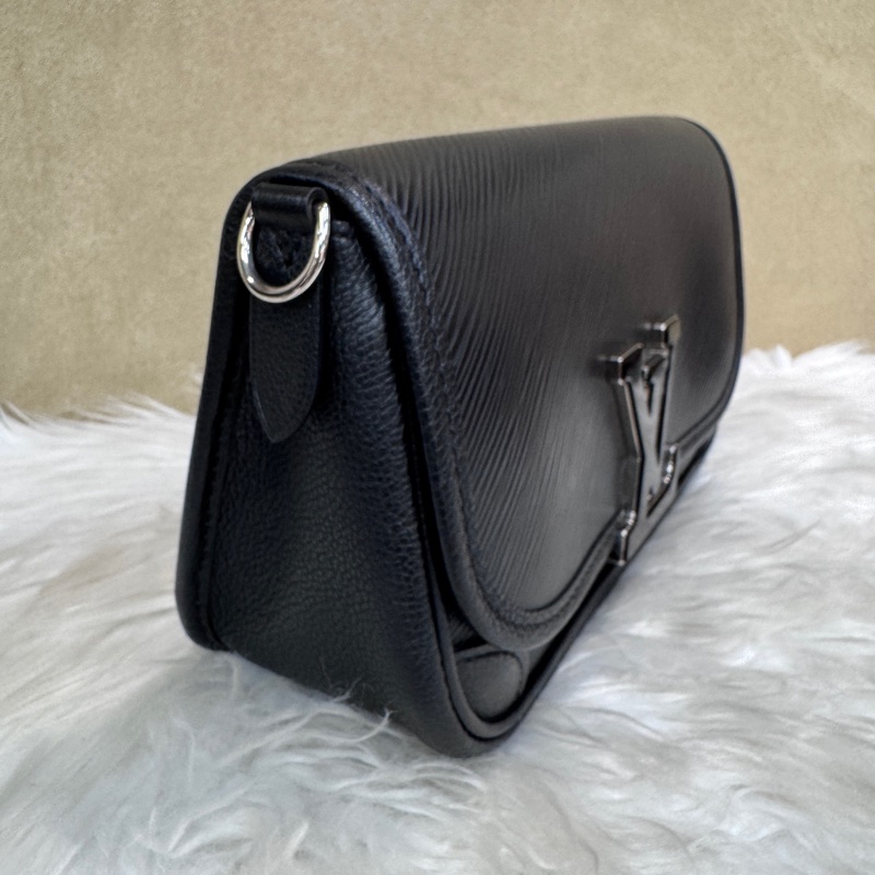 LV Buci 黑Epi肩斜背包 晶片款 三段式背帶-2