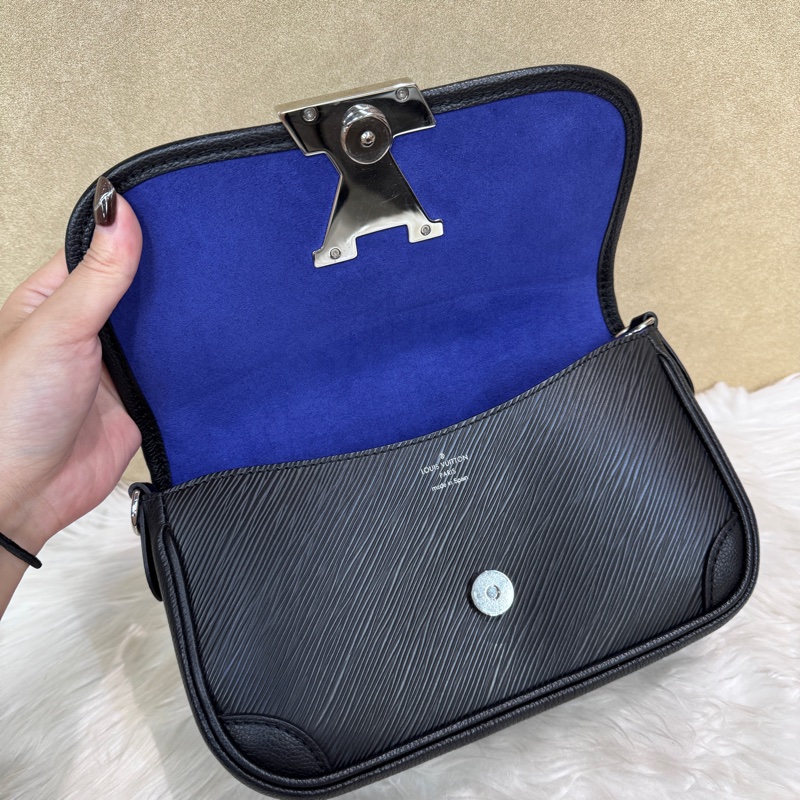 LV Buci 黑Epi肩斜背包 晶片款 三段式背帶-4