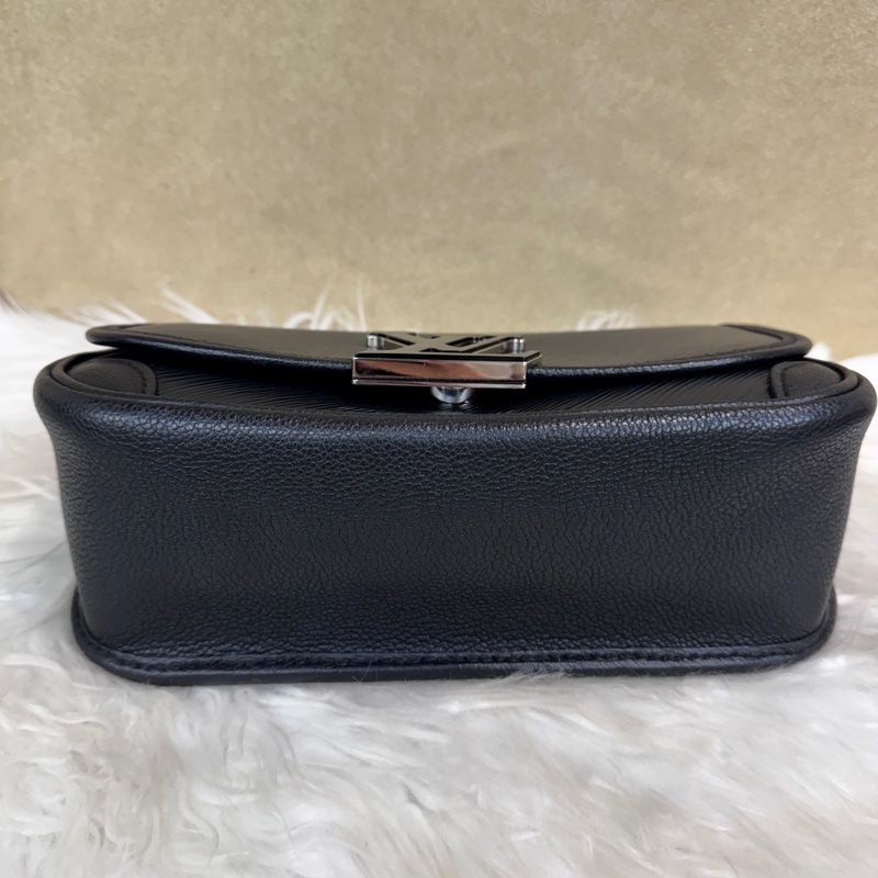LV Buci 黑Epi肩斜背包 晶片款 三段式背帶-6