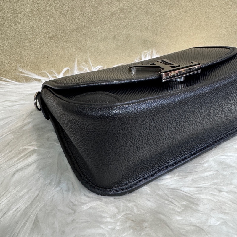 LV Buci 黑Epi肩斜背包 晶片款 三段式背帶-7