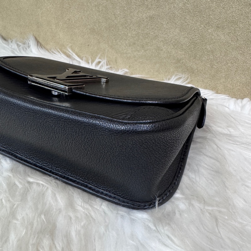 LV Buci 黑Epi肩斜背包 晶片款 三段式背帶-8