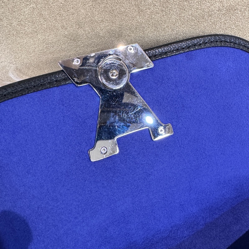 LV Buci 黑Epi肩斜背包 晶片款 三段式背帶-9