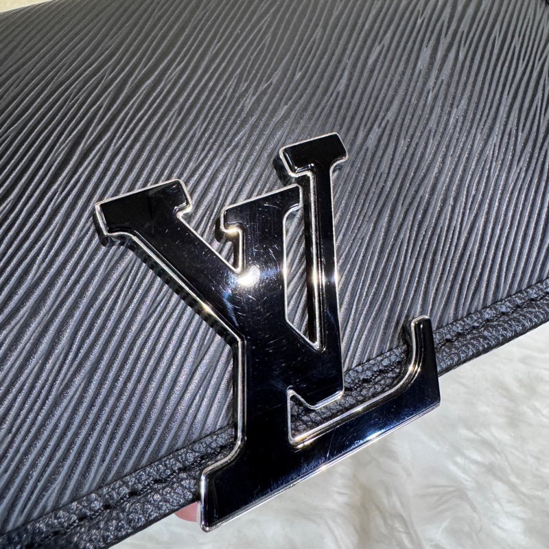 LV Buci 黑Epi肩斜背包 晶片款 三段式背帶-11