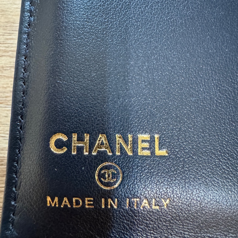 CHANEL魚子醬深藍色護照套-1