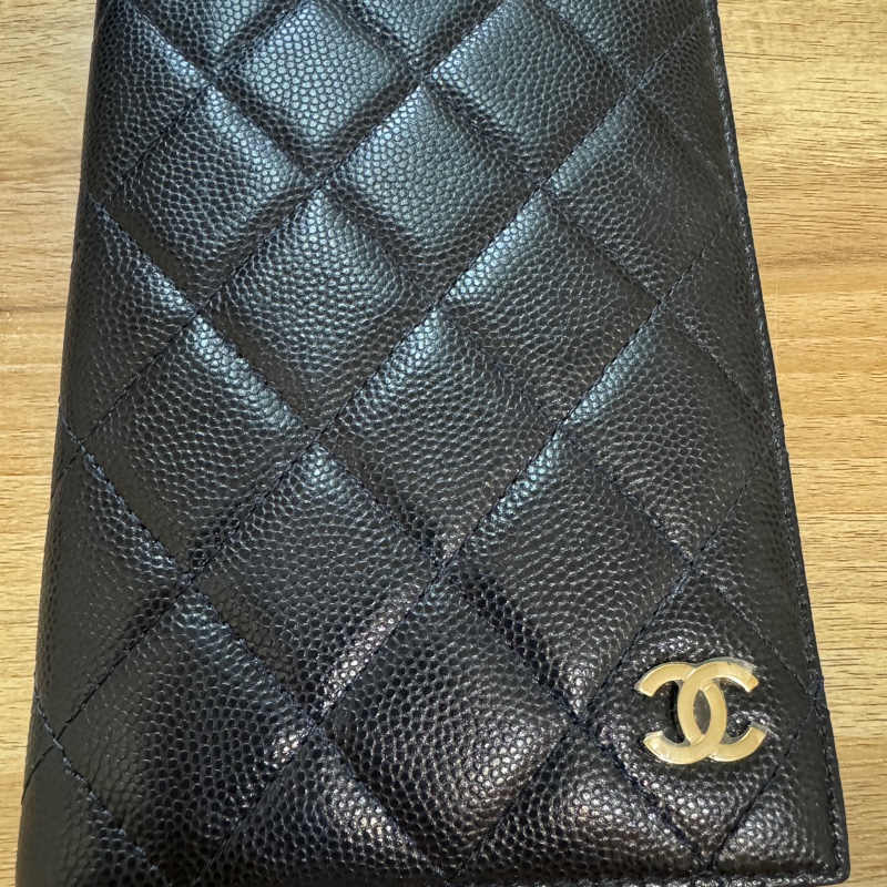 CHANEL魚子醬深藍色護照套-8