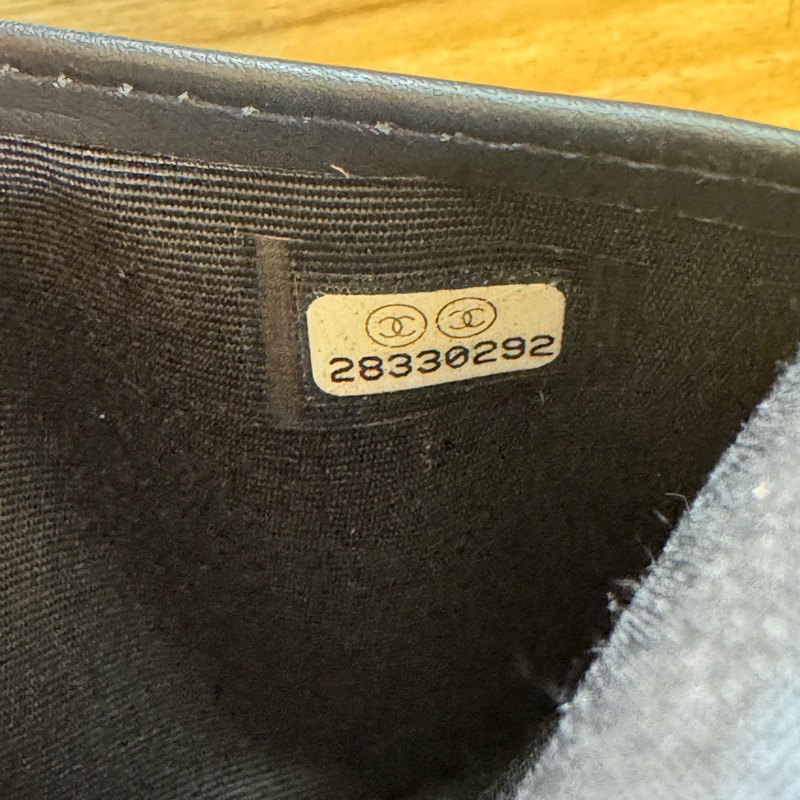 CHANEL魚子醬深藍色護照套-11