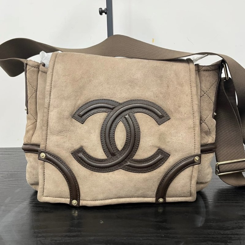 CHANEL 麂皮羊羔毛金扣肩背斜背郵差包 32*24*5 98新配件塵袋-0
