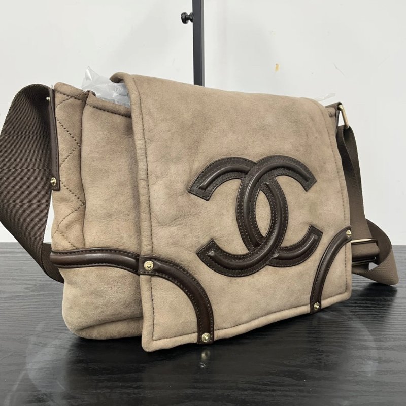 CHANEL 麂皮羊羔毛金扣肩背斜背郵差包 32*24*5 98新配件塵袋-1