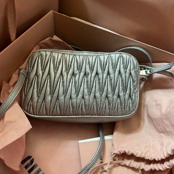 Miumiu雙層相機包🚀太空銀-2