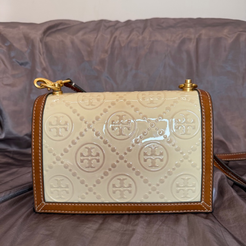 「JL精品代購」Tory Burch 白漆皮 拼棕肩背包-1