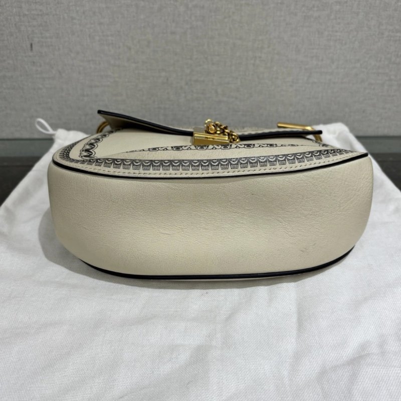 CHIOE Drew系列米白色雕花金扣肩背斜背小豬包 22*18*7 98新配件塵袋-3