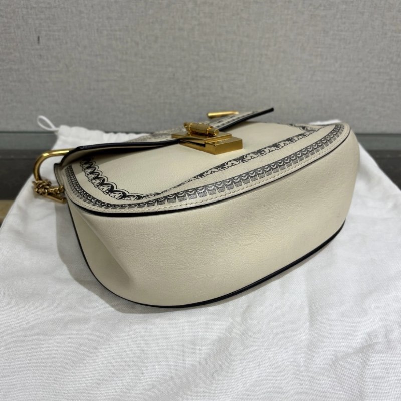 CHIOE Drew系列米白色雕花金扣肩背斜背小豬包 22*18*7 98新配件塵袋-4