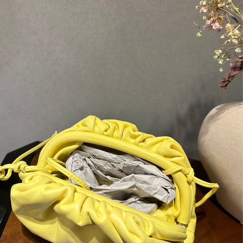 BOTTEGA VENETA 小羊皮 MINI POUCH 雲朵包(檸檬鵝黃)-1