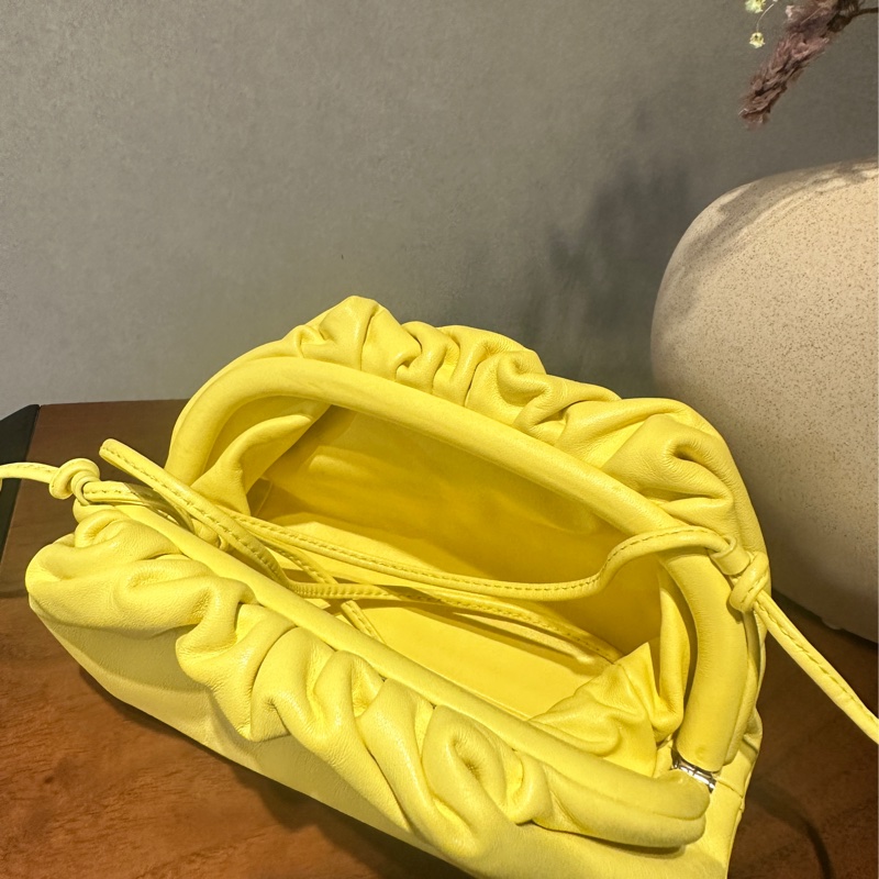 BOTTEGA VENETA 小羊皮 MINI POUCH 雲朵包(檸檬鵝黃)-2
