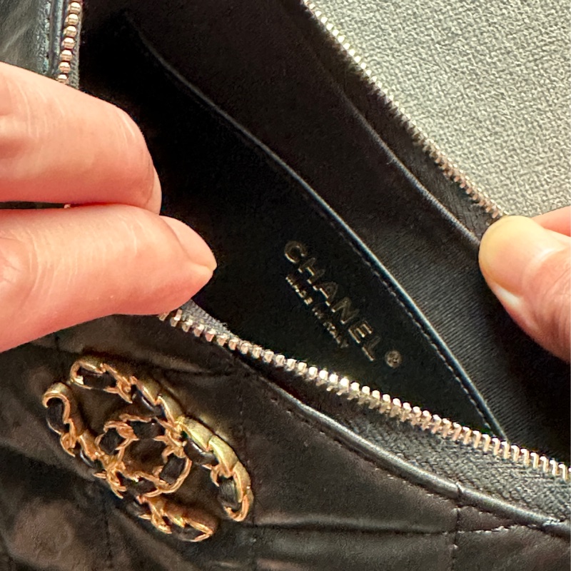 Chanel香奈兒絕美經典雙C 23K 芯片款 大款19 hobo腋下包 肩背包 🖤🤍🖤-35