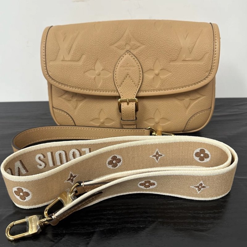 LV Diane奶茶色牛皮壓花小號法棍 芯片款 23*15*9 99新配件塵袋-0