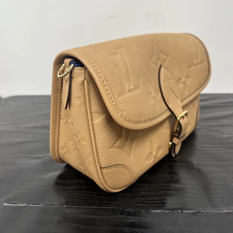 LV Diane奶茶色牛皮壓花小號法棍 芯片款 23*15*9 99新配件塵袋-1