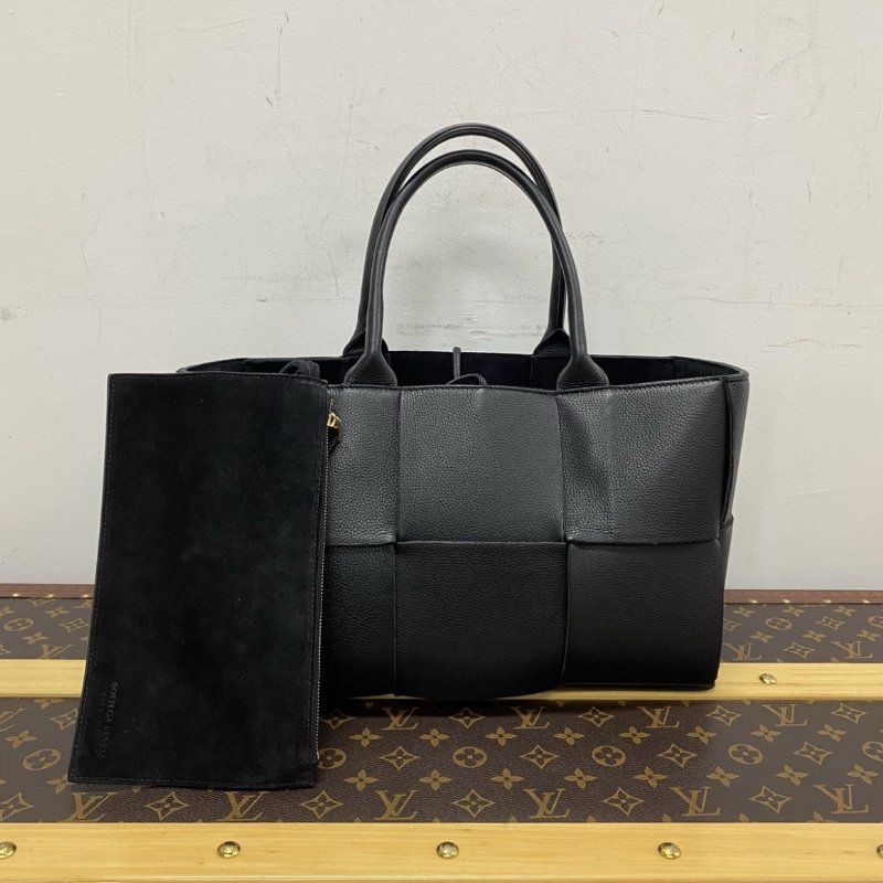 BV 黑色arco托特牛皮六格子母手提包 30*20*11.5 99新-0