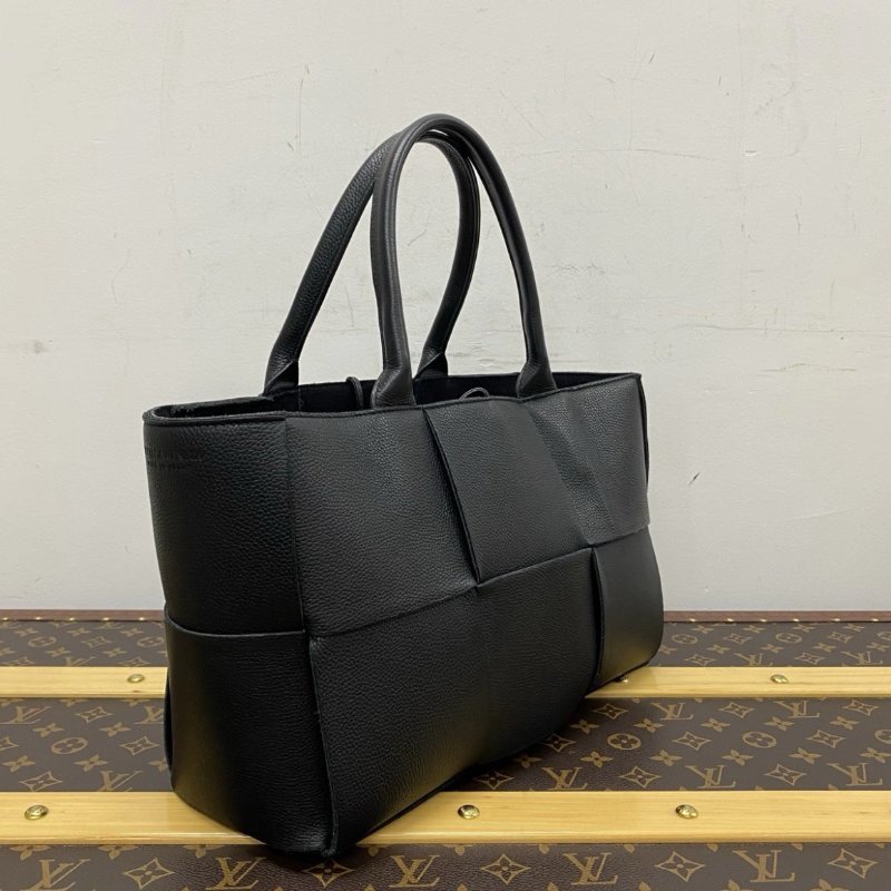 BV 黑色arco托特牛皮六格子母手提包 30*20*11.5 99新-1