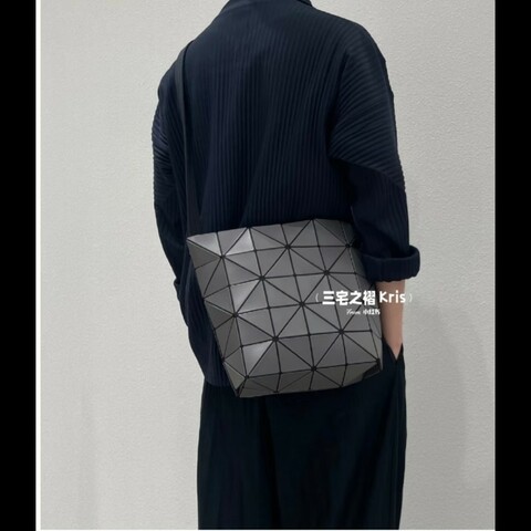 ISSEY MIYAKE 三宅一生BAOBAO 5x6 單肩斜背兩用包 炭灰色 