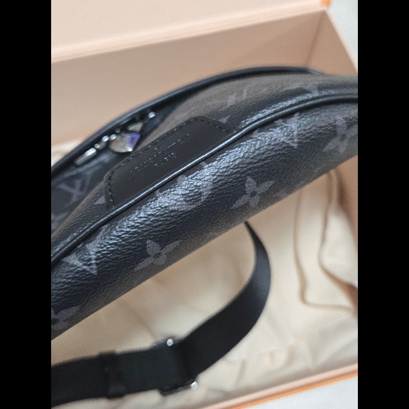 LV Discovery 黑色老花 腰包 胸口包 🈶購證盒裝防塵-13