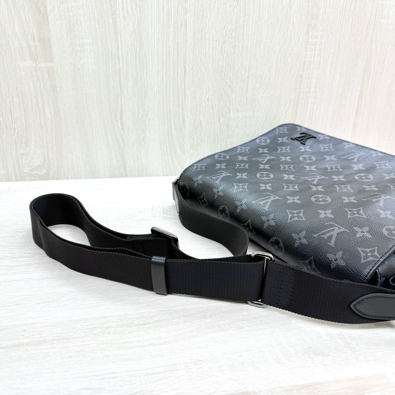 LV 黑灰原花銀釦District PM黑logo下蓋磁吸肩斜背包 M45272-12