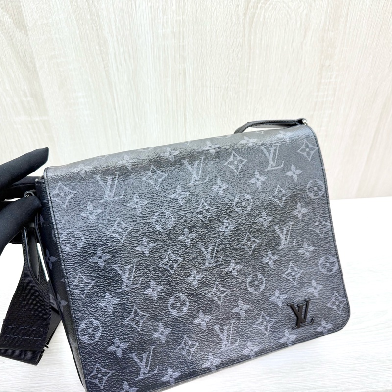 LV 黑灰原花銀釦District PM黑logo下蓋磁吸肩斜背包 M45272-13