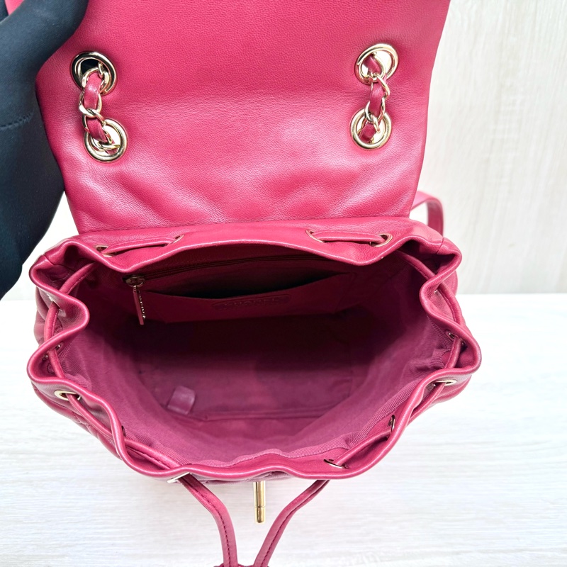 CHANEL紅色菱格紋羊皮金釦雙肩後背包-12