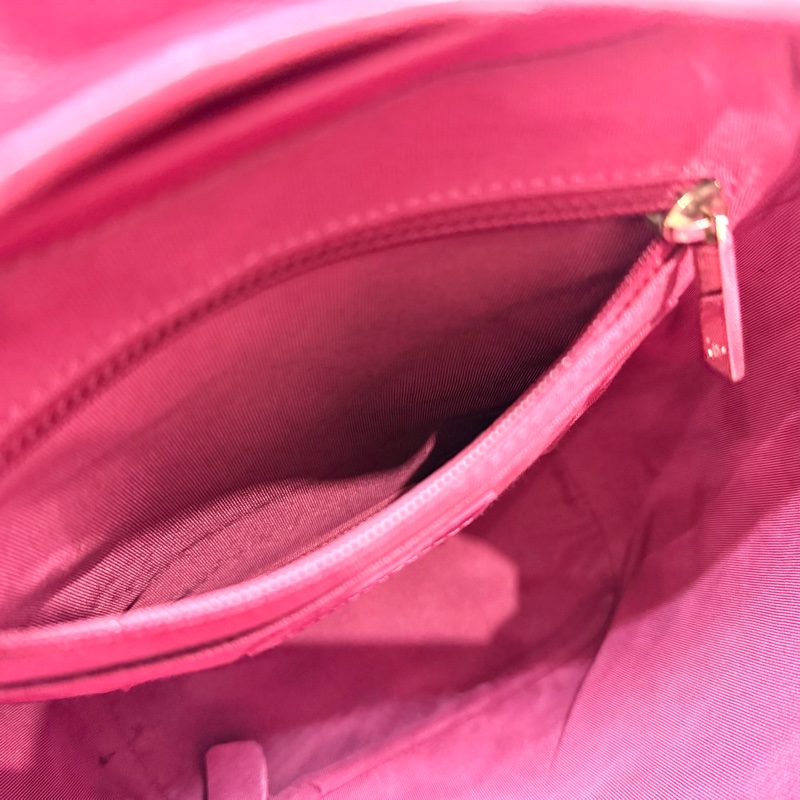 CHANEL紅色菱格紋羊皮金釦雙肩後背包-16