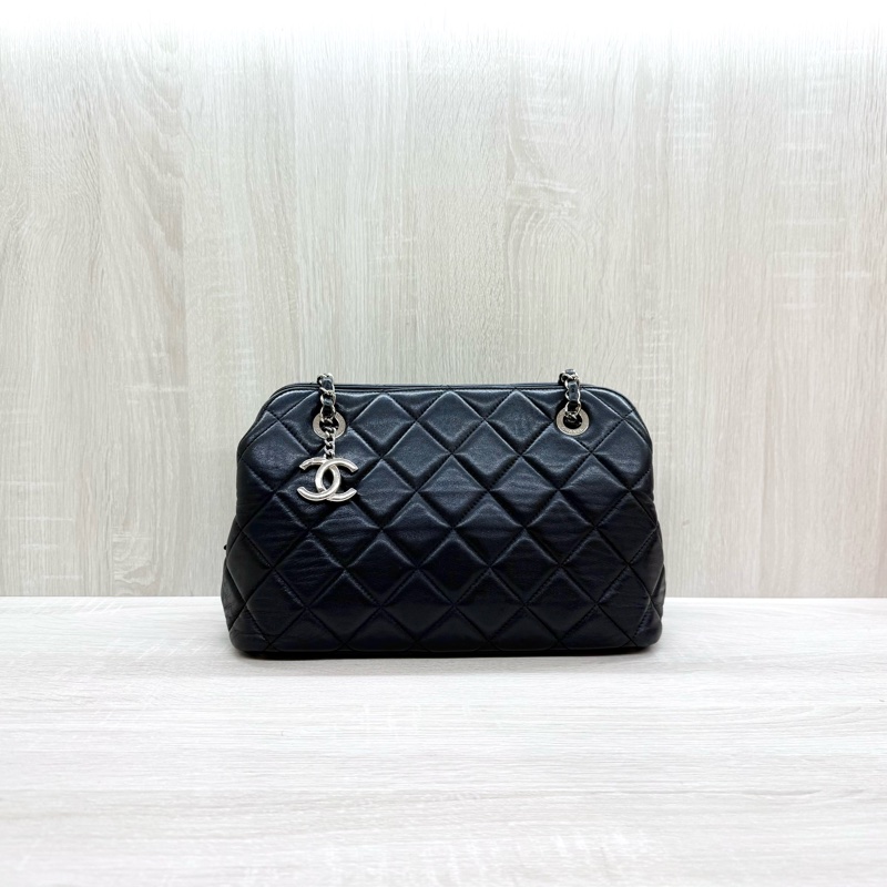 CHANEL黑色銀鍊羊皮肩背雙層豆腐包-0