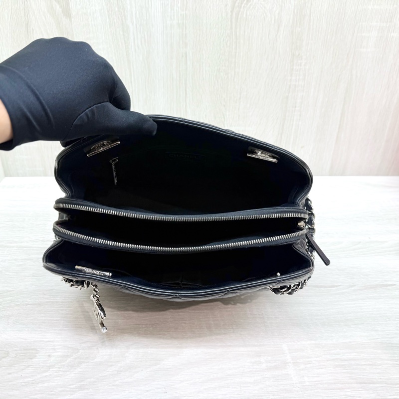 CHANEL黑色銀鍊羊皮肩背雙層豆腐包-8