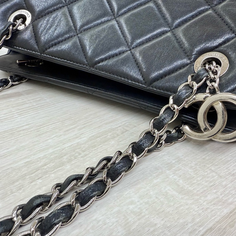 CHANEL黑色銀鍊羊皮肩背雙層豆腐包-13