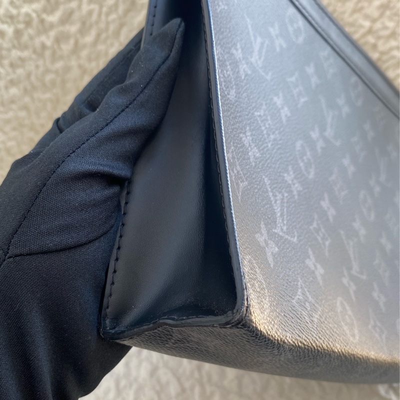 Lv 黑武士老花洗漱包-13