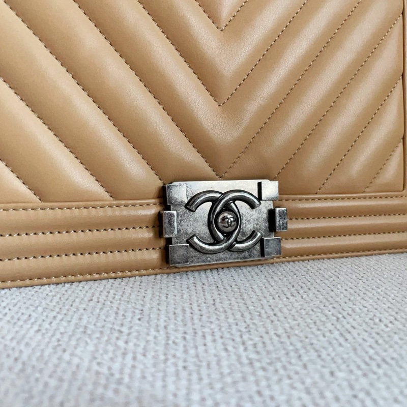 Chanel boy 25cm 奶茶色銀扣-2