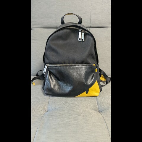 FENDI 男士 Corner Bugs 雙肩包，黑色和向日葵色 (7VZ042-A9ZB-F0R2A)