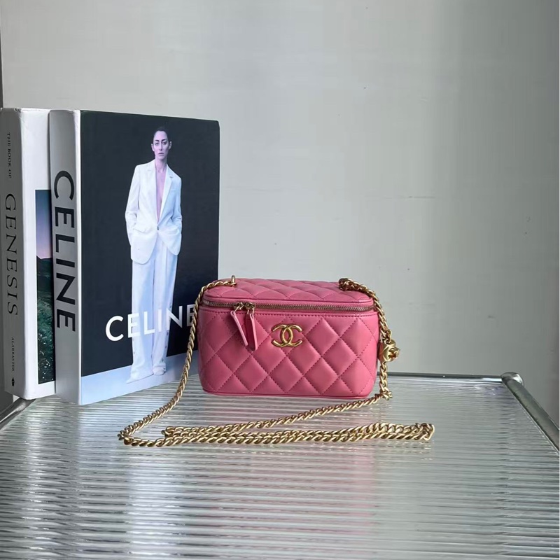 99🆕 23年晶片 Chanel / 香奈兒粉紅羊皮化妝盒金柱調整扣，尺寸：9.5*16.5*8cm 1xxxx🉐-0