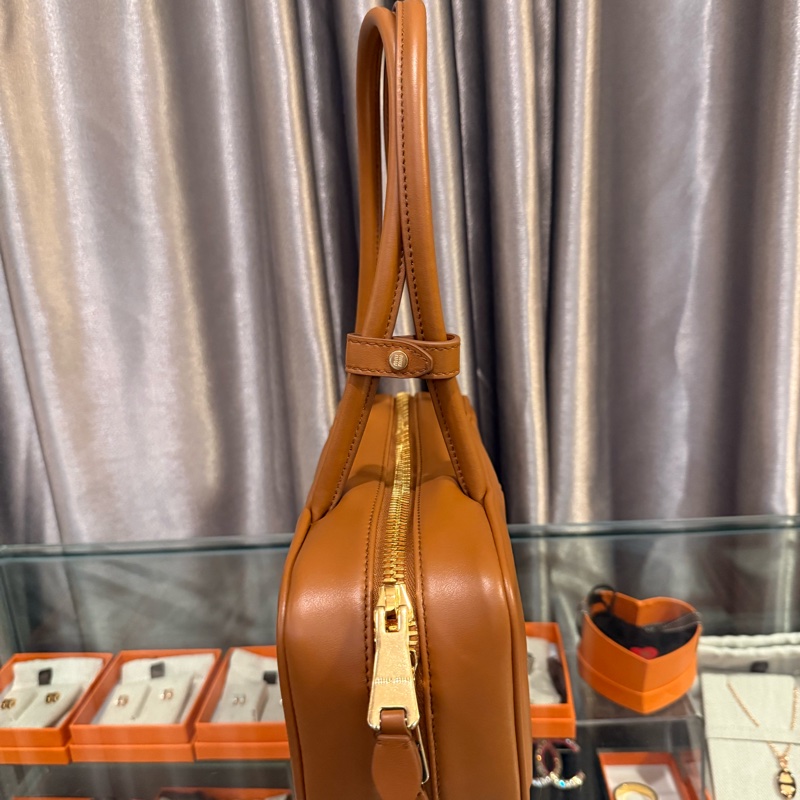 Miu Miu新款長帶保齡球包，連掛飾-3