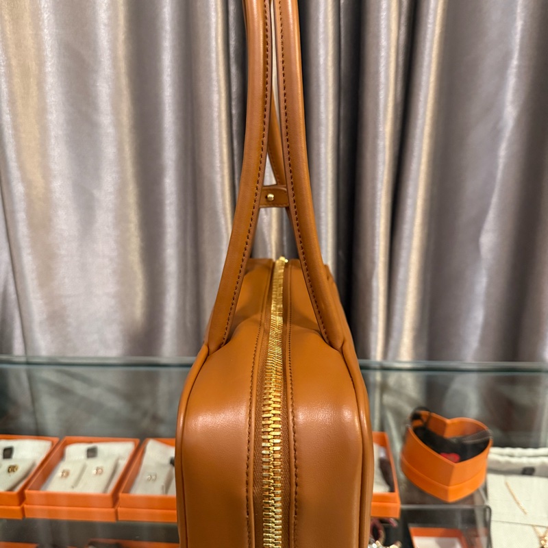 Miu Miu新款長帶保齡球包，連掛飾-4