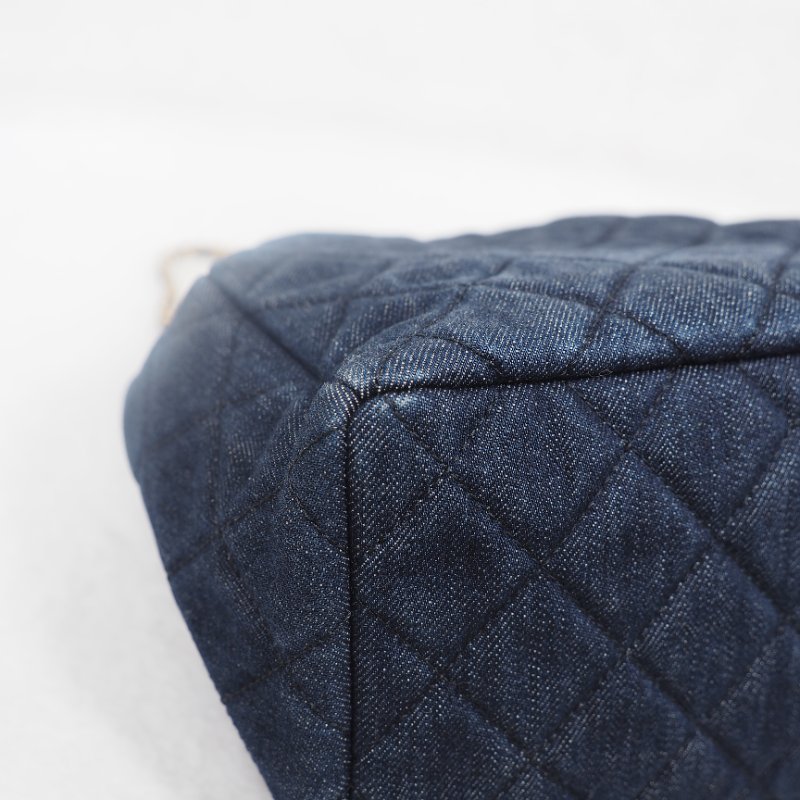 CHANEL 深藍色牛仔水桶-8