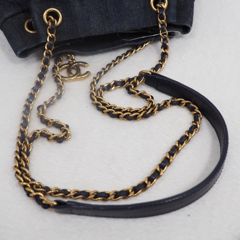 CHANEL 深藍色牛仔水桶-13