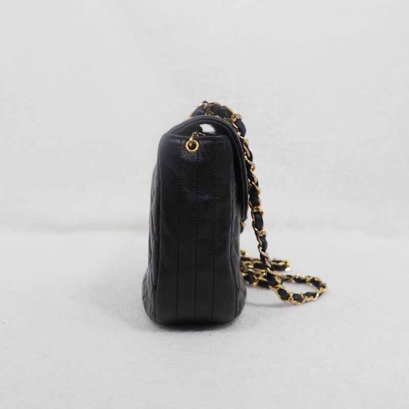 CHANEL 中古黑金菱格羊皮半月包-3