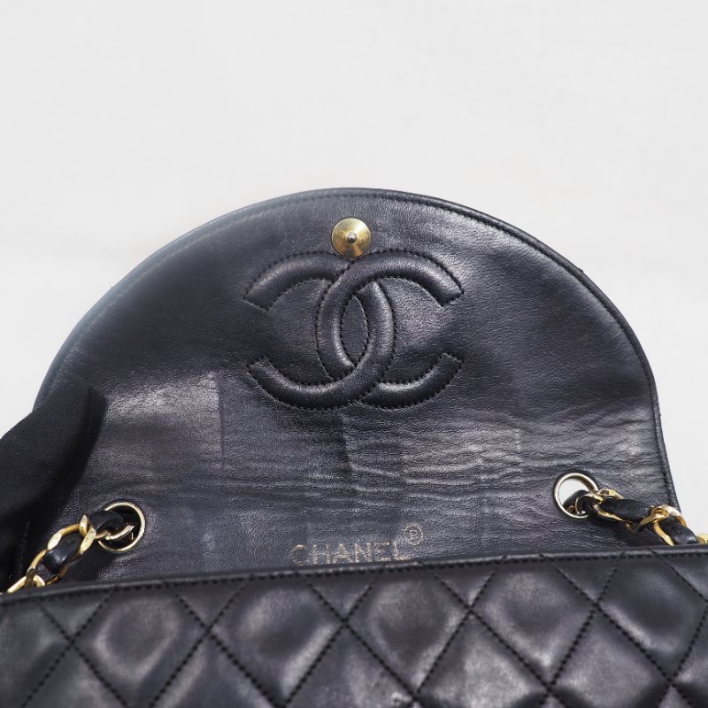 CHANEL 中古黑金菱格羊皮半月包-21
