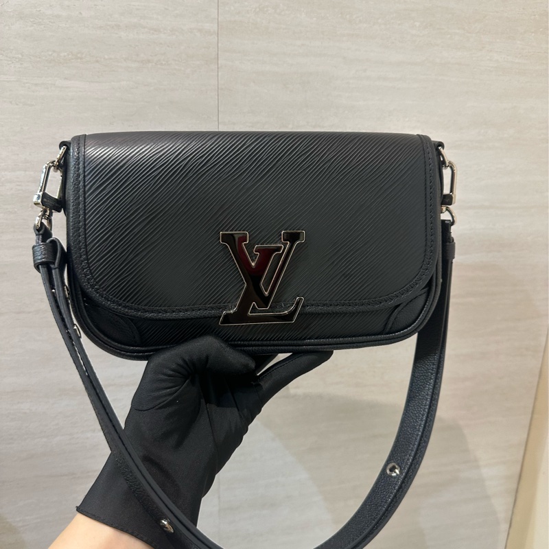 LV 黑EPI銀釦Buci黑銀Logo肩斜背包M59459-0