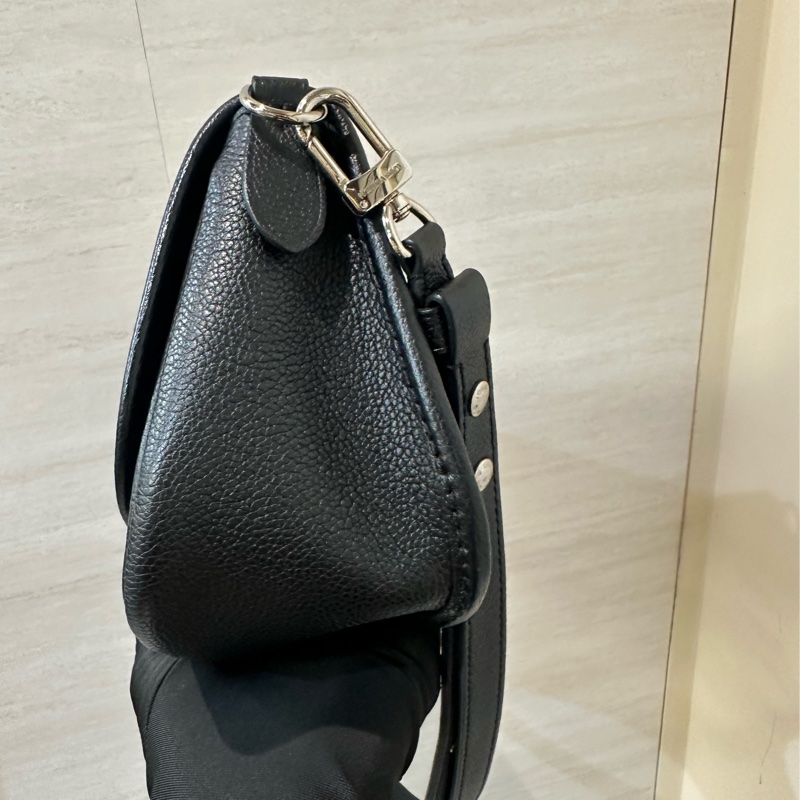 LV 黑EPI銀釦Buci黑銀Logo肩斜背包M59459-3