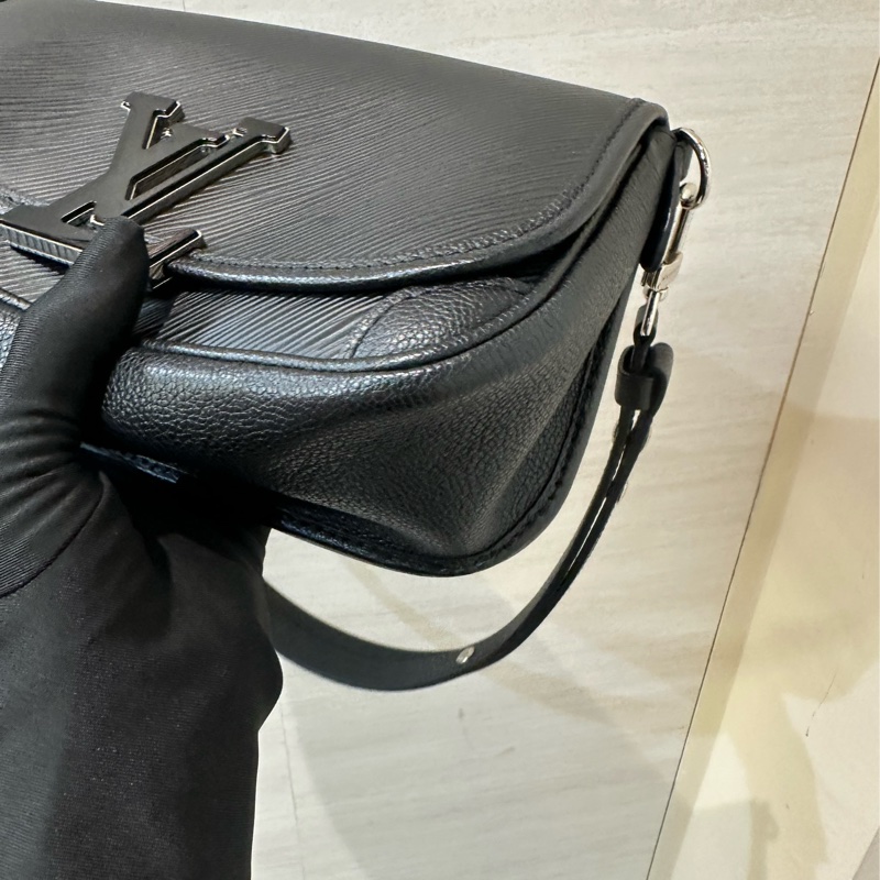 LV 黑EPI銀釦Buci黑銀Logo肩斜背包M59459-4