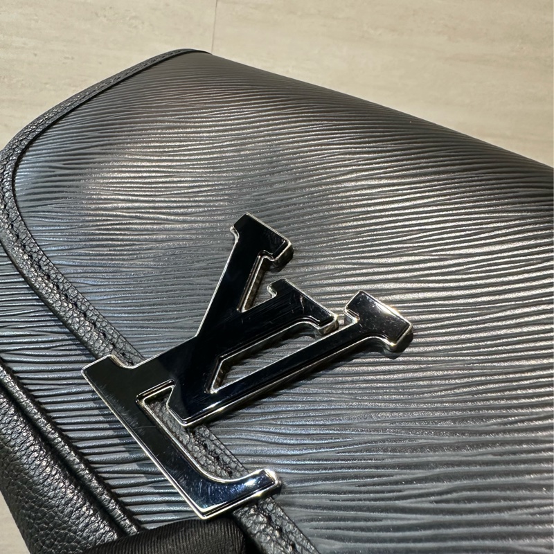 LV 黑EPI銀釦Buci黑銀Logo肩斜背包M59459-6