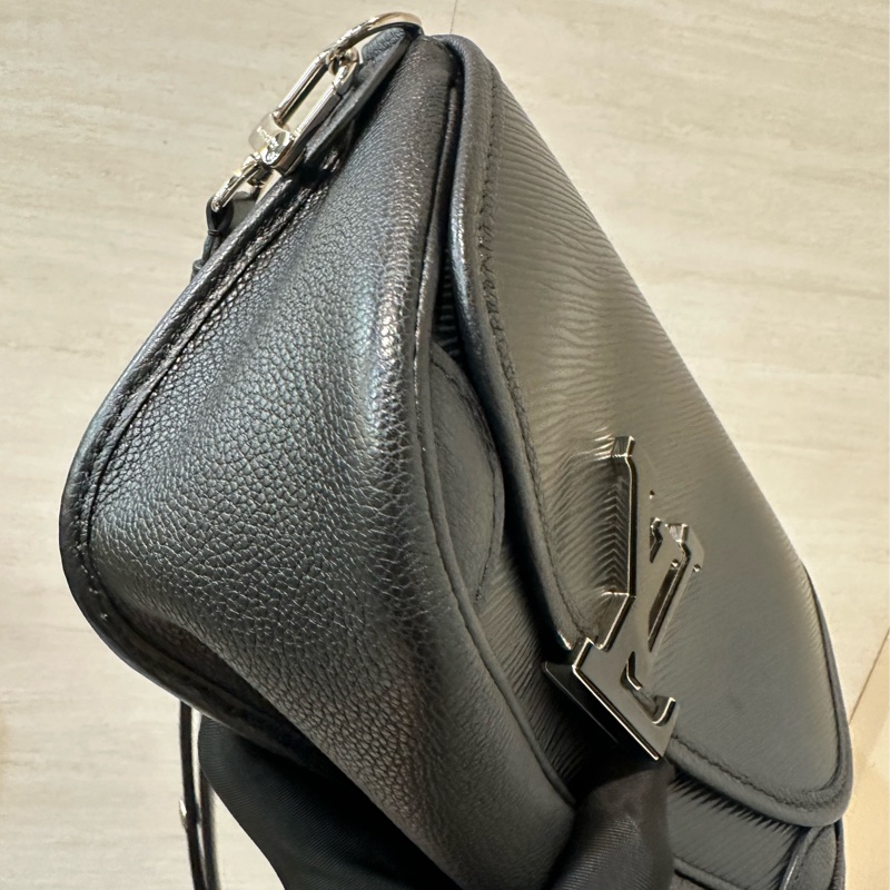 LV 黑EPI銀釦Buci黑銀Logo肩斜背包M59459-7