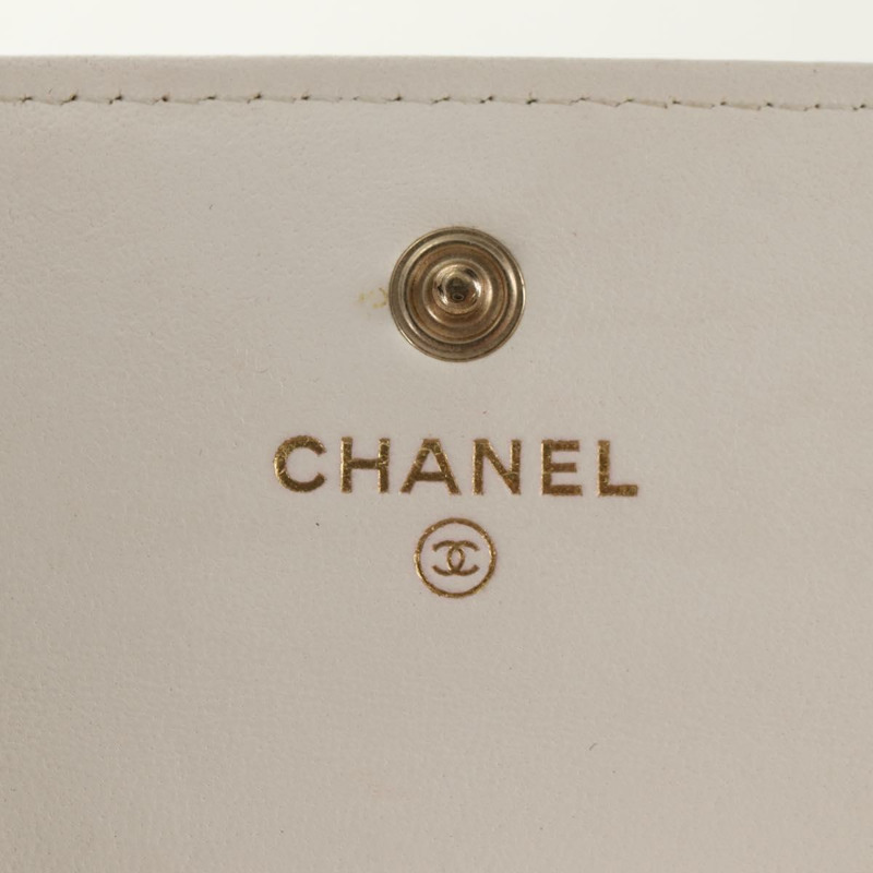 【日本直送】香奈兒 (CHANEL) 絎縫山茶花鏈手拿包，羊皮材質，白色金飾，CC標誌，編號146359V-20