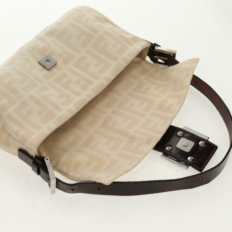 【日本直送】FENDI Zucca 帆布 Mamma Baguette 單肩包米色銀色正品 yk19721V-19