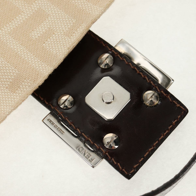 【日本直送】FENDI Zucca 帆布 Mamma Baguette 單肩包米色銀色正品 yk19721V-20